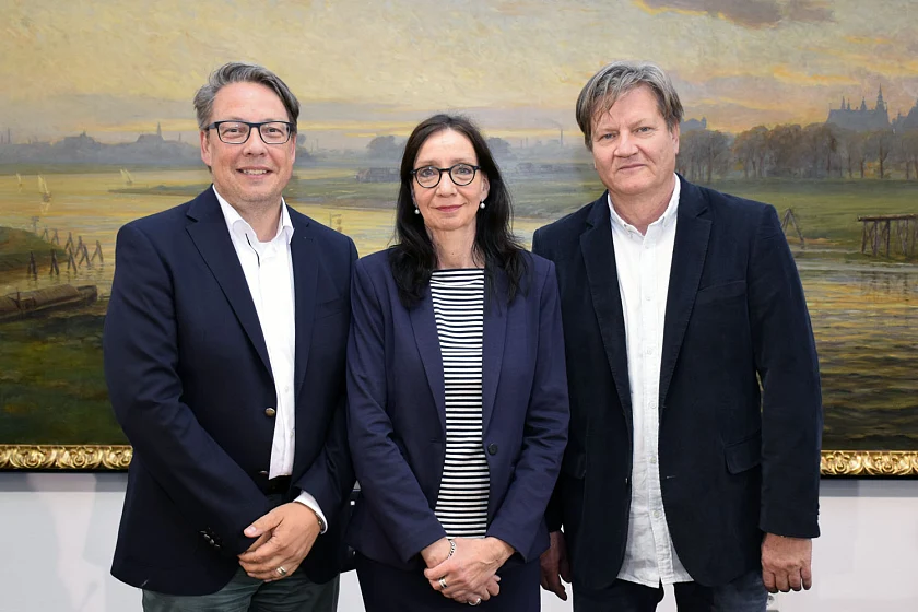 Marko Letonja (r.) wurde heute im Rathaus von Staatsrätin Carmen Emigholz und Christian Kötter-Lixfeld als neuer GMD der Bremer Philharmoniker vorgestellt
