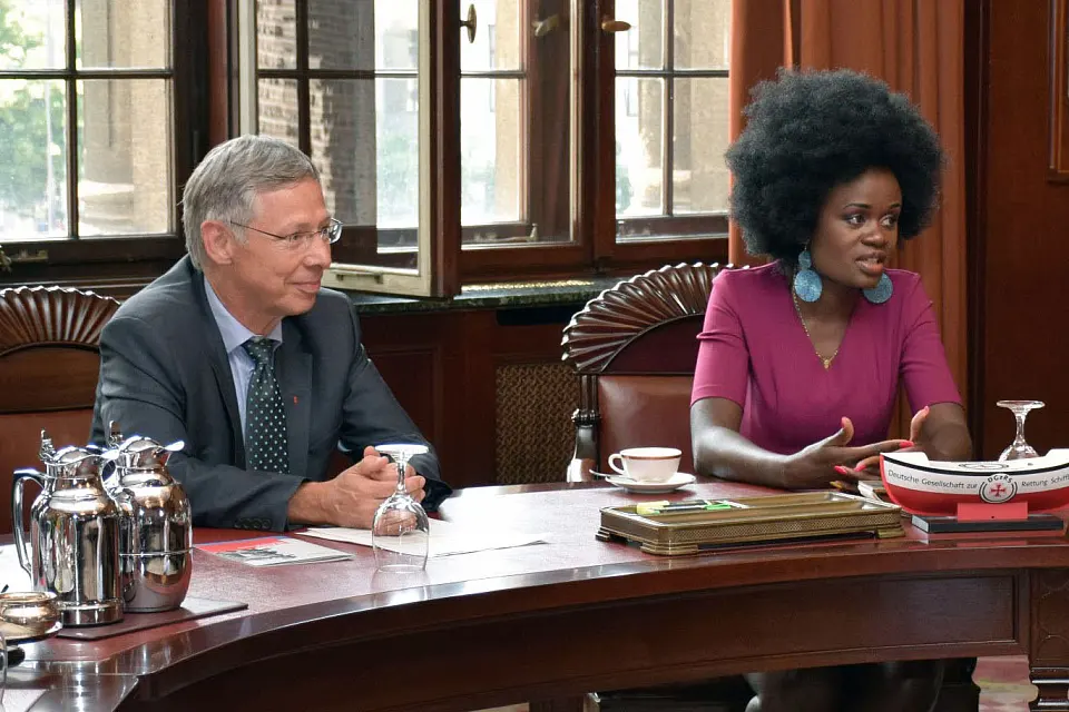 Bürgermeister Carsten Sieling und Stella Agara während des Pressetermins im Rathaus