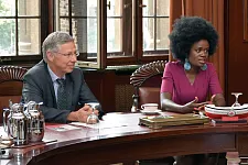 Bürgermeister Carsten Sieling und Stella Agara während des Pressetermins im Rathaus