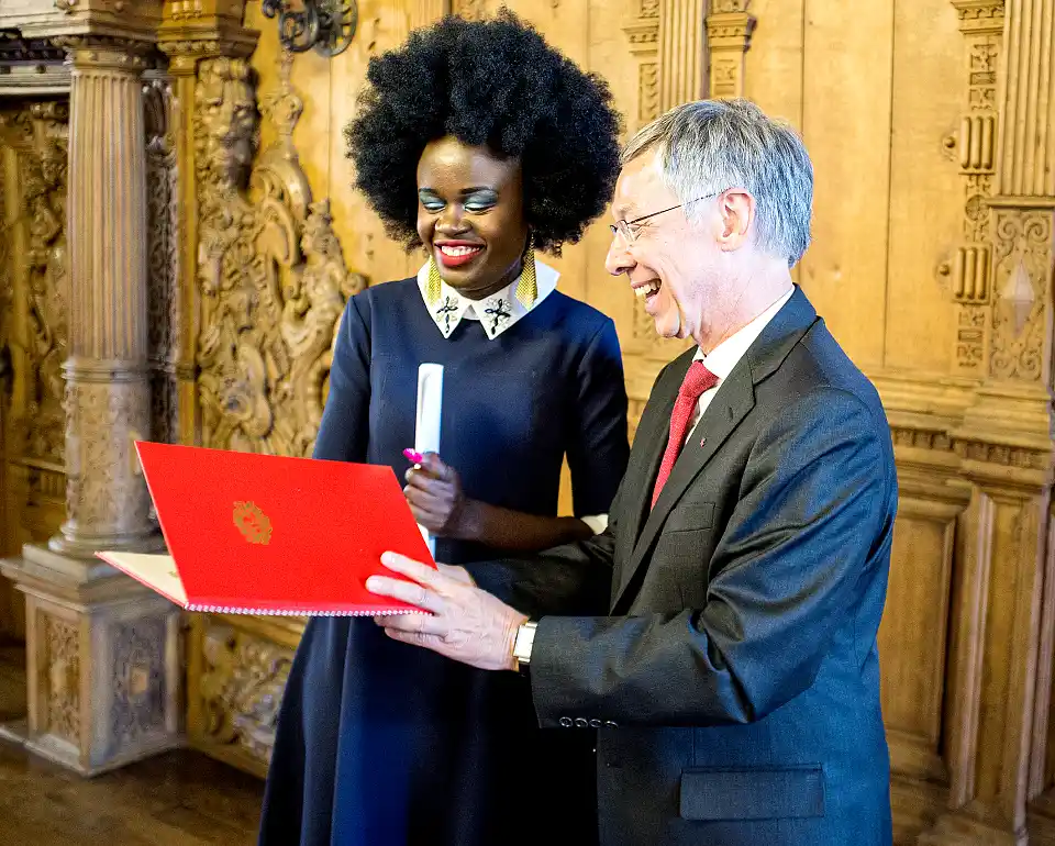Große Freude über den 15. Bremer Solidaritätspreis: Stella Agara und Bürgermeister Carsten Sieling © Jörg Oberheide