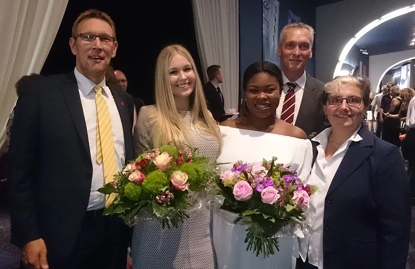 Voller Stolz: Die beiden ehemaligen Auszubildenden Denise Schlapeit (links) und Rachel Monsees sowie die Ausbilderin Andrea Moschouri und Ausbilder Heico Geffken (jeweils außen). Mit im Bild ist Ingwer Martensen, Mitarbeiter der Senatskanzlei  