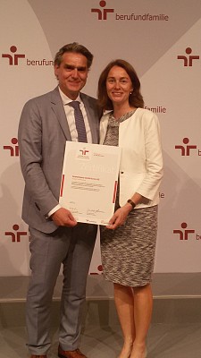 Auszeichnung für familienfreundliches Handeln: Ministerin Katarina Barley und Robert Howe, Geschäftsführer der Hafengesellschaft bremenports