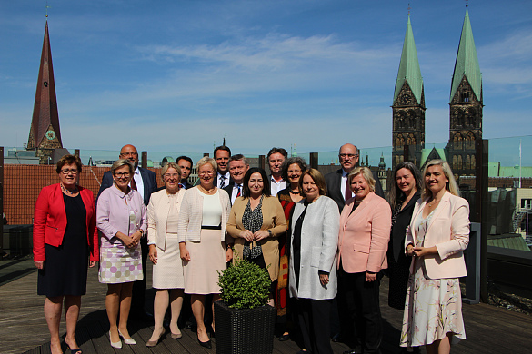 Gruppenbild zum Abschluss der Gesundheitsministerkonferenz in Bremen: Die Ministerinnen und Minister, Senatorinnen und Senatoren für Gesundheit