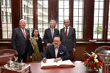 Eintrag in das Goldene Buch (v.l.): Honorarkonsul Wolfgang G. Köhne, Generalkonsulin Sylvia Arifin, Bürgermeister Dr. Carsten Sieling, Indonesiens Botschafter in Deutschland, Fauzi Bowo, Doyen des Konsularkorps im Land Bremen und Senator a.D. Volker Kröning 