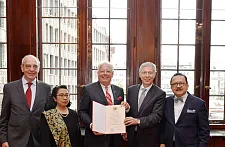 Übergabe der Ernennungsurkunde: Doyen des Konsularkorps im Land Bremen und Senator a.D. Volker Kröning, Generalkonsulin Sylvia Arifin, Honorarkonsul Wolfgang G. Köhne, Bürgermeister Dr. Carsten Sieling und Indonesiens Botschafter in Deutschland, Fauzi Bowo