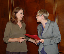 Bürgermeisterin Karoline Linnert (links) überreicht Dr. Imke Sommer die Ernennungsurkunde