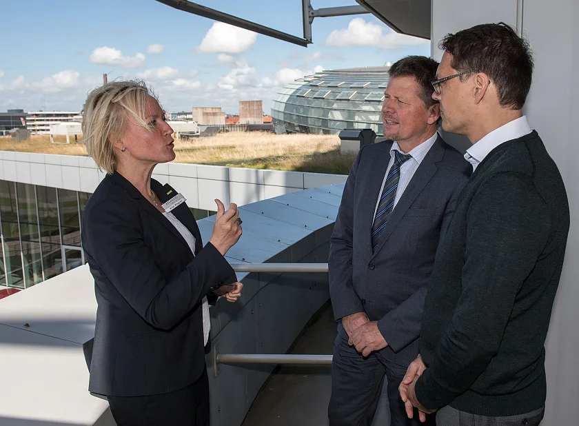 Auf dem Dach des Conference Centers erläutern Tim Oberdieck und Anja Wagner vom ATLANTIC Hotel SAIL City dem Umweltsenator das hauseigene Nachhaltigkeitskonzept.