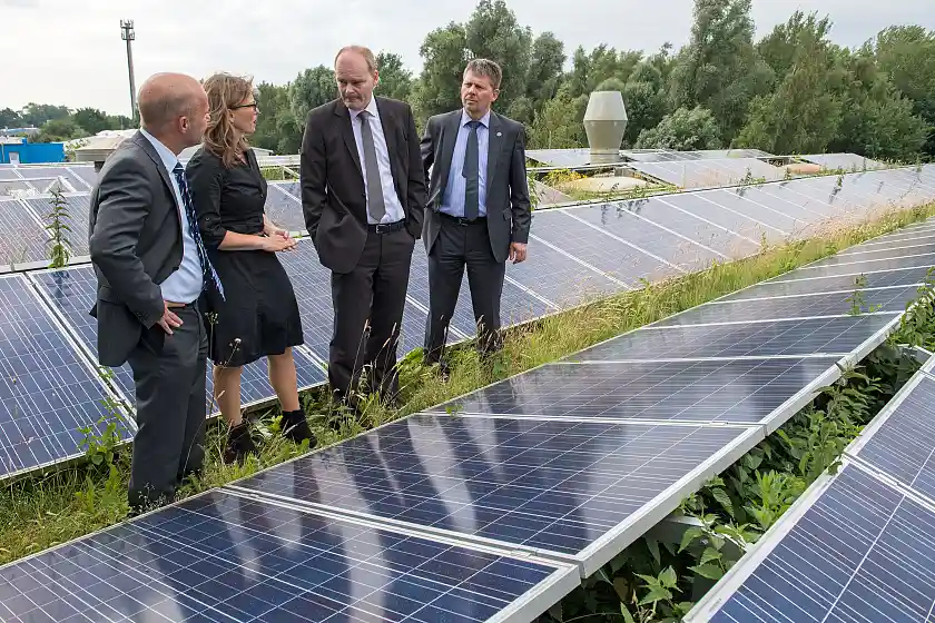 Sie ist bei der OptoPrecision GmbH ebenfalls fester Bestandteil des betrieblichen Umweltschutzes: eine Photovoltaik-Anlage auf dem Dach. Hier in Augenschein genommen von (v.l.n.r.) Martin Schulze, Leiter der Geschäftsstelle "Umwelt Unternehmen", Dr. Diana Wehlau , Referatsleiterin Umweltinnovation, Kommunikation beim Senator für Umwelt, Bau und Verkehr, Dr. Martin Nägele, Geschäftsführer von OptoPrecision GmbH und Umweltsenator Dr. Joachim Lohse