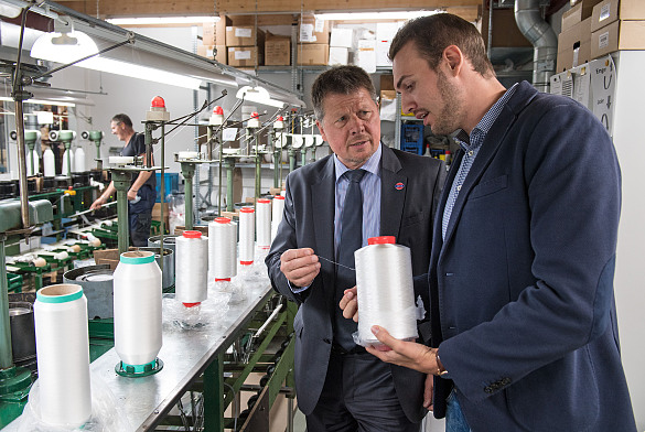 Robert Erichsen von der Statex Produktions & Vertriebs GmbH (r.) gibt anlässlich des Besuchs von Umweltsenator Dr. Joachim Lohse (l.) Einblick in die Entstehung von Hightech-Garnen made in Horn-Lehe