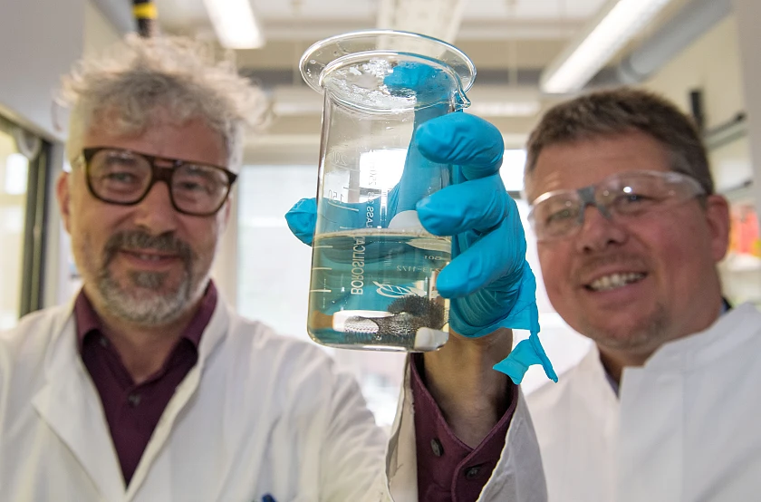 Gute Stimmung am zweiten Tag der "Umwelt Unternehmen"-Tour, Dr. Jan Köser vom Zentrum für Umweltforschung und nachhaltige Technologien (UFT) mit Umweltsenator Dr. Joachim Lohse (r.)