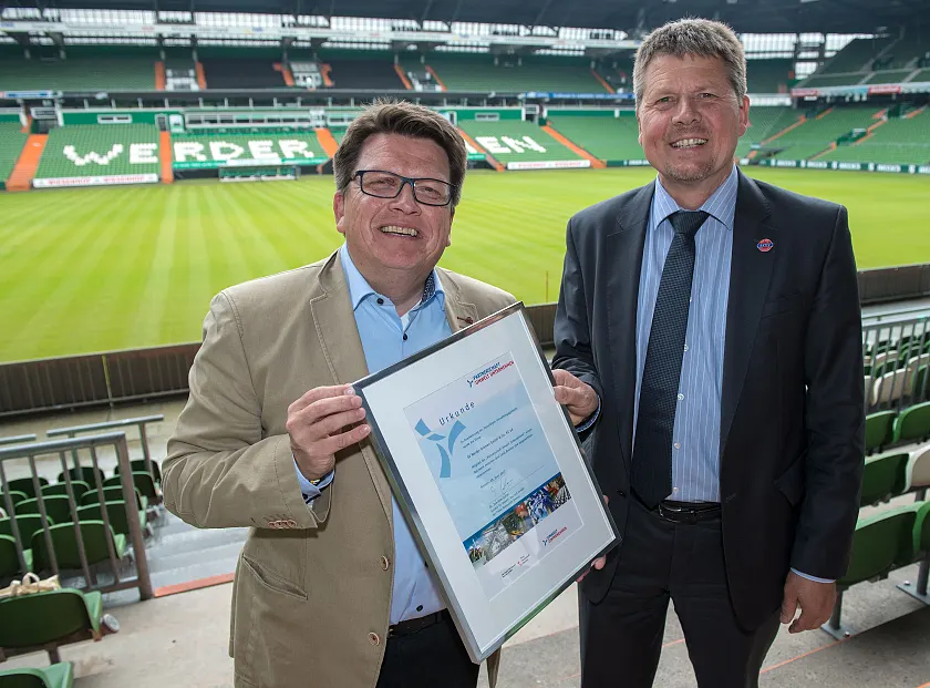 Werder Bremen wird Mitglied bei 'Partnerschaft Umwelt Unternehmen' (PUU) - Umweltsenator Dr. Joachim Lohse überreichte dazu Werder-Präsident Dr. Hubertus Hess-Grunewald die Aufnahmeurkunde
