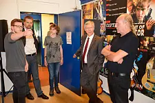 Auch der Kinder- und Jugendbeirat nutzt die Räume des Jugendzentrum. Die beiden Vertreter des Beirates, Niels Heide (links) und Kevin Gesselmann, erzählten dem Bürgermeister von ihren Tätigkeiten. Mit im Bild: Achim Quast, Leiter des Jugendzentrums Burglesum (rechts) und Ortsamtsleiter Florian Boehlke (2.v.l.)