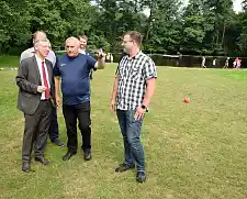 Matthias Schmit (Mitte; Vorsitzender 1. FC Burg) berichtete Bürgermeister Carsten Sieling über Fortschritte und geplante Projekte. Mit auf dem Bild: Reimer Kanje, Sprecher des Seebades