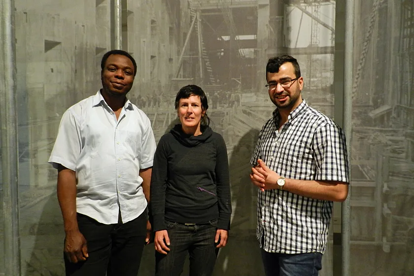 Das Projektteam von *„Multi-peRSPEKTif“ am Denkort Bunker Valentin:  Appolinaire Apetor Koffi, Kathrin Herold und Ali Naki Tutar (von li. nach re.)