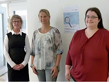 Sie organisieren im Wahlamt Bremen mehr als 3 000 Wahlhelfer/-innen für die kommende Bundestagswahl: Birgitt Hülsmann, Kerstin Pelka und Samantha Viehweg (von links).