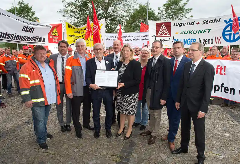 Martin Günthner, Senator für Wirtschaft, Arbeit und Häfen (3. v. r.), nahm heute im Rahmen der Wirtschaftsministerkonferenz im Saarland zusammen mit seinen Amtskolleginnen und –kollegen an einer Kundgebung der IG Metall zum Erhalt der Zukunftsfähigkeit der deutschen Stahlindustrie teil.
