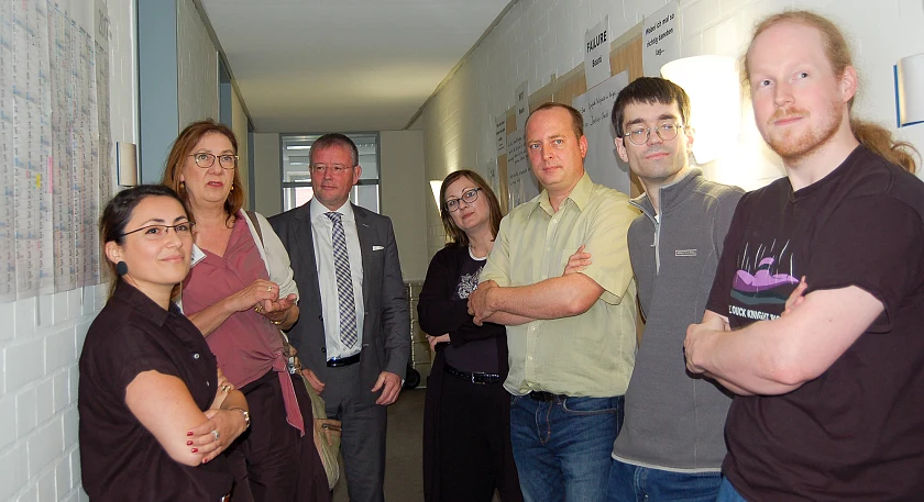 Bürgermeisterin Linnert (zweite von links) und Dr. Stephan Klein (dritter von links) bei einer Morgenrunde, in der die IT-Fachleute sich jeden Tag kurz austauschen – Wo hakt es? Was wurde erledigt? Wer kümmert sich um welche Detailfragen? So ist jedes Teammitglied immer auf dem aktuellen Projektstand.