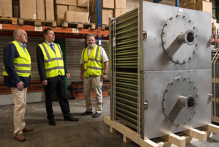 Zum Auftakt von Tag 3 der "Umwelt Unternehmen"-Tour führten Geschäftsführer Ulrich Weichert (l. ) und Prokurist Ronald Schmeling (r.) von der Wilhelm Rosebrock GmbH & Co. KG Umweltsenator Dr.