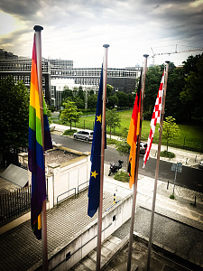 Am Tag der Bundesratsentscheidung weht die Regenbogenflagge vor der Bremer Landesvertretung in Berlin