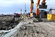 Großbaustelle im Überseehafen Bremerhaven: Die neue Kaje soll in 18 Monaten fertiggestellt sein.