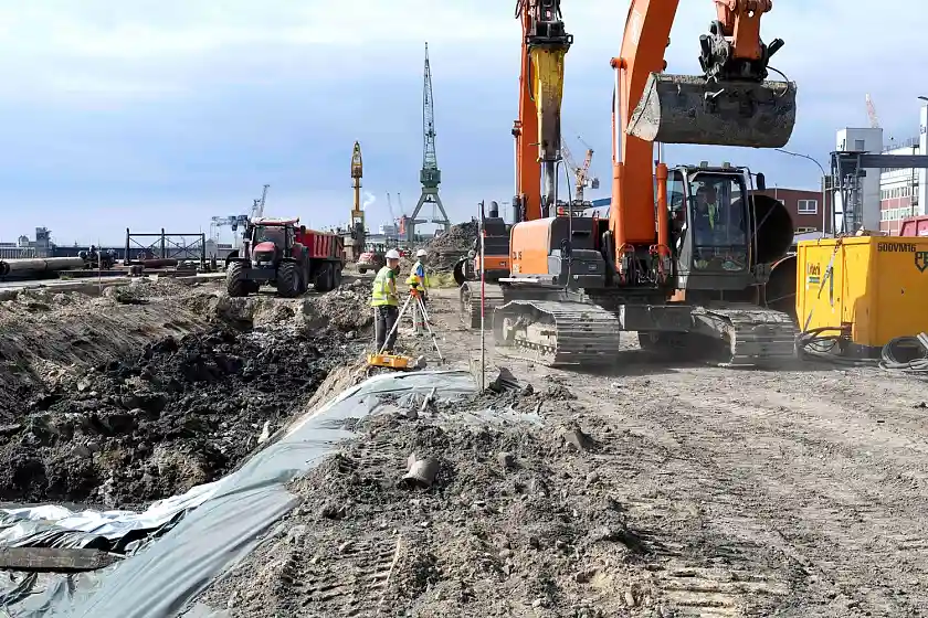 Großbaustelle im Überseehafen Bremerhaven: Die neue Kaje soll in 18 Monaten fertiggestellt sein.