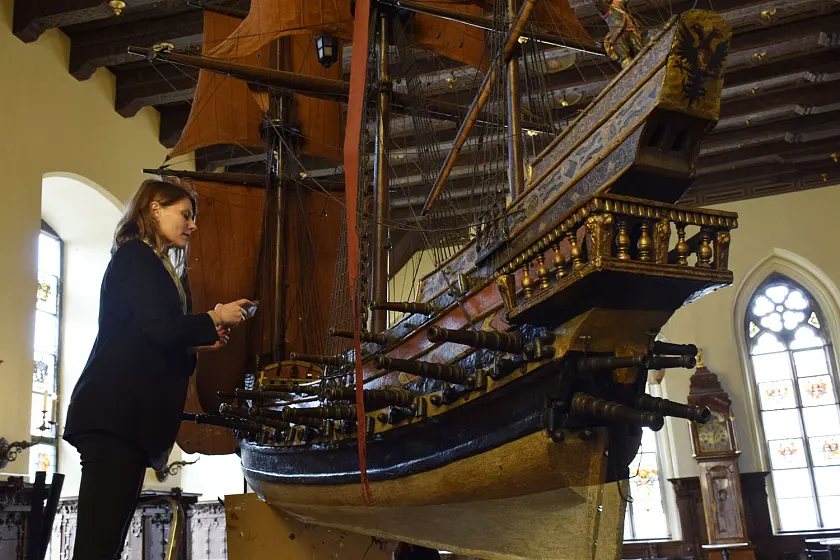 Julia Binter (im Bild) ist die Kuratorin der Ausstellung "Der blinde Fleck. Bremen und die Kunst in der Kolonialzeit". Sie nahm die heutige Gelegenheit war, um für den Künstler Hew Locke einige Fotos von der Abhängung des Orlogschiffes aufzunehmen als Orientierung für die Hängung der "Cui bono" in der ersten Augustwoche. Foto: Senatspressestelle