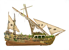 Fotocredit: Hew Locke, Cui Bono, 2017,  Holz, Messing, Stoff, Seile, Metalldraht, Leinwand, Acrylfarbe, Ölfarbe und Mixed Media, 390 × 400 × 100 cm © VG Bild Kunst, Bonn 2017