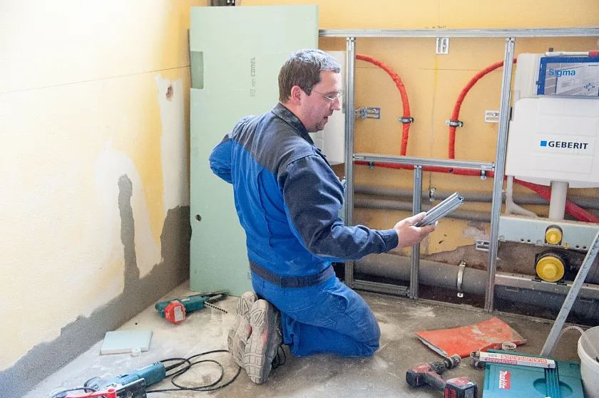 Die Bauarbeiten an der Schule Düsseldorfer sind in vollem Gang, damit die neuen Sanitärräume zum Schulanfang fertig sind.