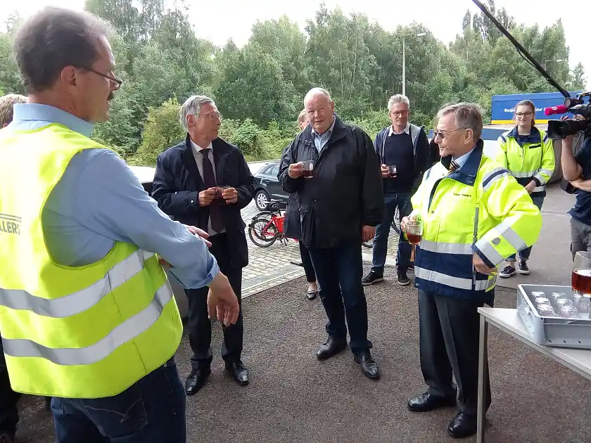 Lüder Vollers (recht im Bild) und Abteilungsleiter Bernd Jamin (li.) informierten bei einer Tasse Tee über das tradtionsreiche Umschlags- und Handelsunternehmen Vollers Bremen