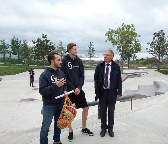 Manuel Schreiber (li.) und Arne Kattert vom Sportgarten Bremen mit Bürgermeister Sieling im neuen Skatepark. Dieser wird zurzeit um ein Kleinfußballfeld, ein Basketballfeld, einen Spielplatz und eine Parcour-Anlage erweitert.