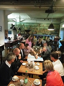 Reger Austausch bei einer Tasse Kaffee im Lloyd Café: Bürgermeister Sieling im Gespräch mit Vertretern der Hafenwirtschaft und den Entwicklern von der WFB Wirtschaftsförderungsgesellschaft