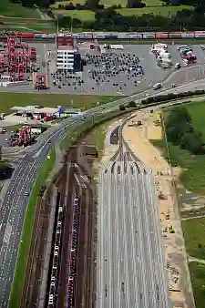 Bisher besteht der Hafenbahnhof Imsumer Deich aus acht Parallelgleisen. Jetzt sind acht weitere hinzugekommen. Sie sollen im Dezember 2017 in Betrieb genommen werden und schaffen in Bremerhaven die Grundlage für wachsende Container- und Autotransporte auf der Schiene.