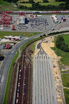 Bisher besteht der Hafenbahnhof Imsumer Deich aus acht Parallelgleisen. Jetzt sind acht weitere hinzugekommen. Sie sollen im Dezember 2017 in Betrieb genommen werden und schaffen in Bremerhaven die Grundlage für wachsende Container- und Autotransporte auf der Schiene.