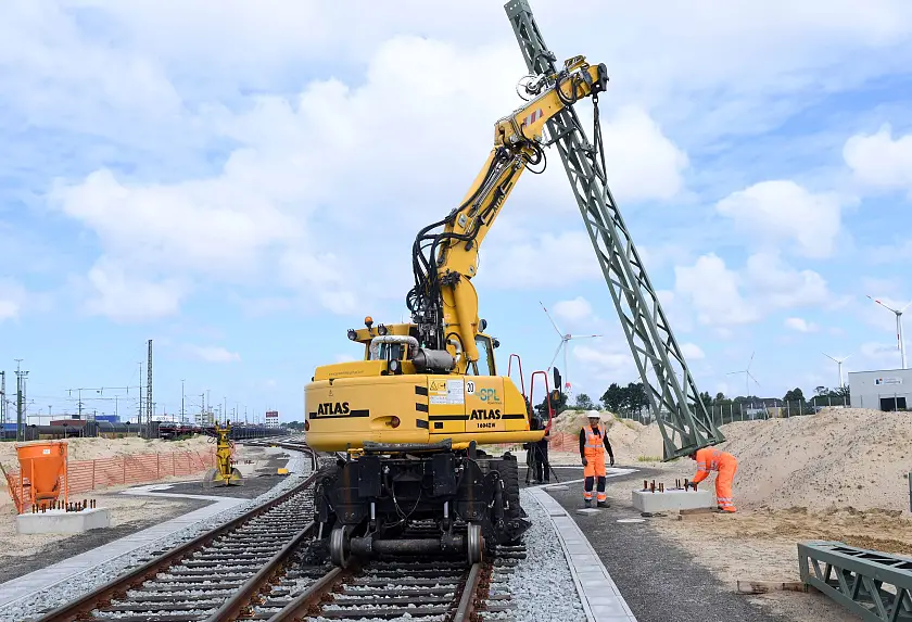 Die Gleisarbeiten sind beendet - jetzt werden die Masten für die Oberleitung errichtet