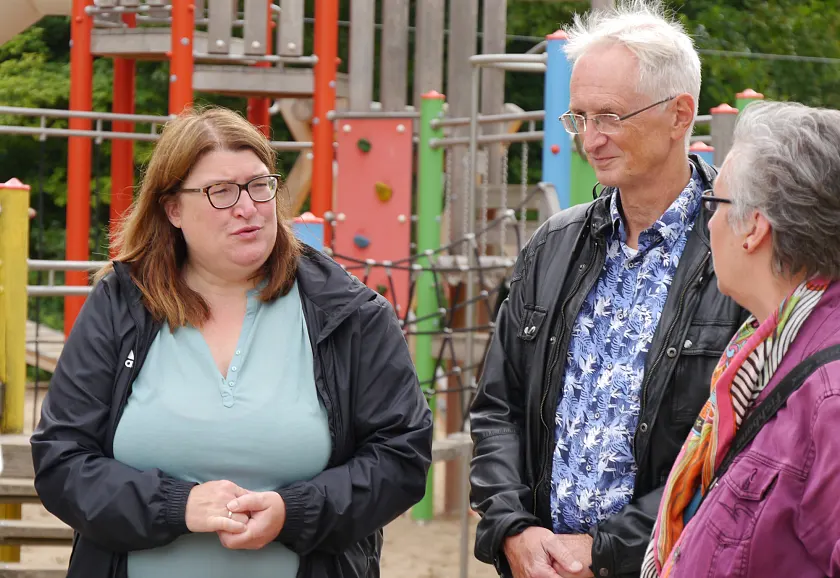 Senatorin Anja Stahmann auf dem Spielplatz Kölner Straße in Blockdiek mit Quartiersmanager Stefan Kunold und Initiativberaterin Elke Jungbluth vom Amt für Soziale Dienste
