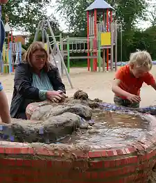 Ohne die Beteiligung von Kindern an der Spielplatzplanung hätte es die  Wasserspiele hier nicht gegeben. Heute sind sie eine Attraktion – nicht nur für Kinder. 