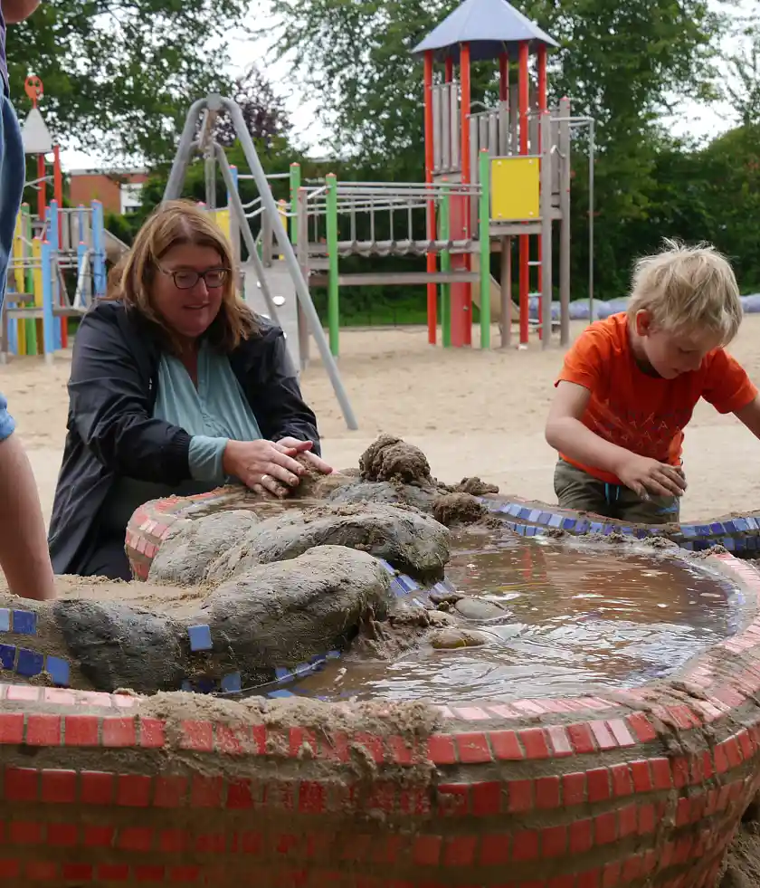 Ohne die Beteiligung von Kindern an der Spielplatzplanung hätte es die  Wasserspiele hier nicht gegeben. Heute sind sie eine Attraktion – nicht nur für Kinder. 