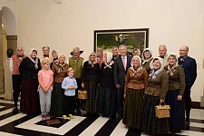 Bürgermeister Carsten Sieling begrüßte die Volkstanz- und Trachtengruppe "De Blomendaler" im Bremer Rathaus