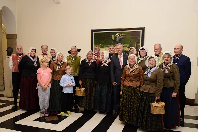 Bürgermeister Carsten Sieling begrüßte die Volkstanz- und Trachtengruppe "De Blomendaler" im Bremer Rathaus