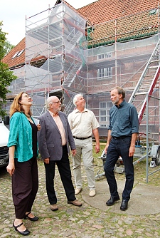 Karoline Linnert, Klaus Peters, Hans-Joachim Katenkamp im Gespräch mit Ulrich Ruwe, der die Bauarbeiten erläuterte.