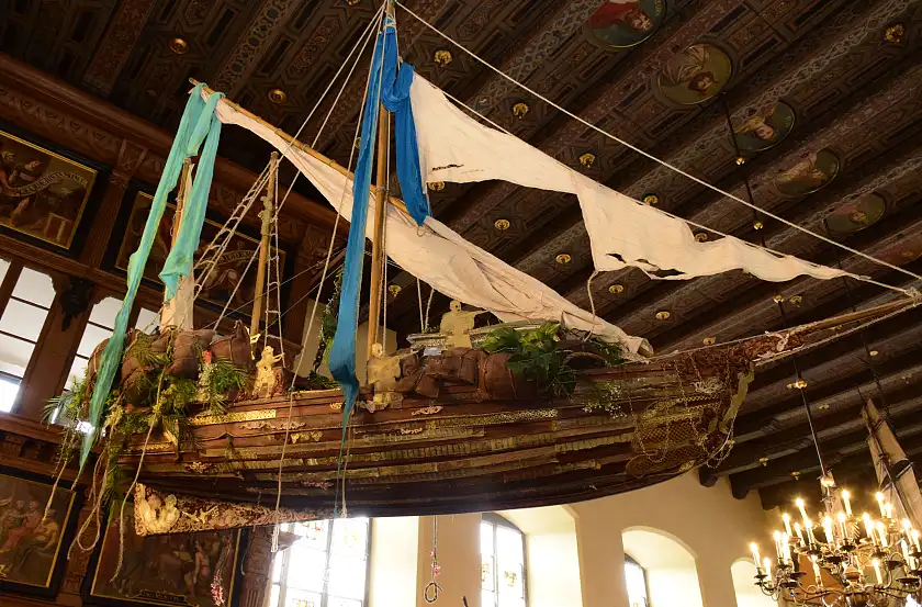 Installation „Cui Bono“ des Künstlers Hew Locke