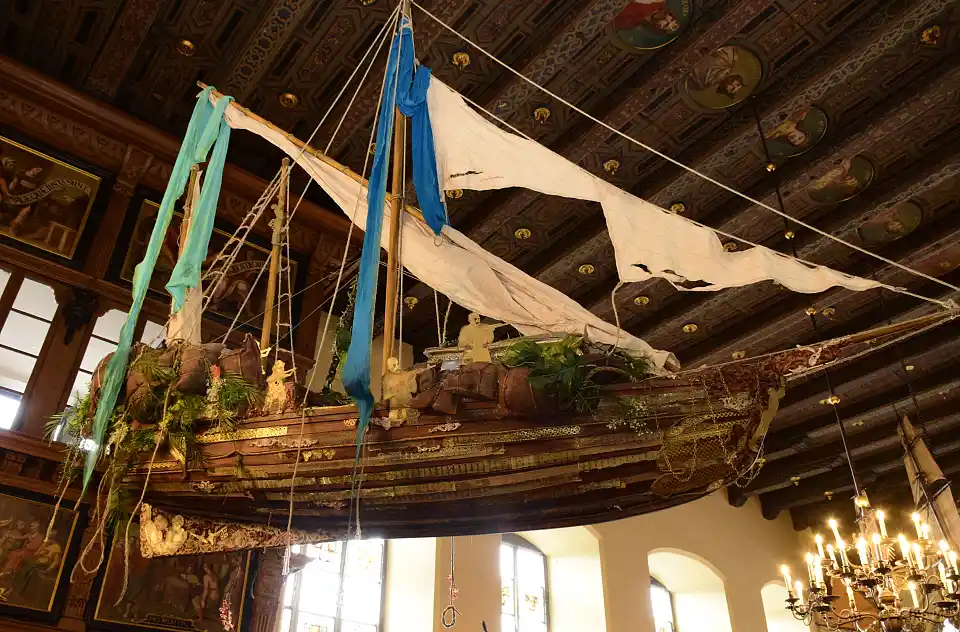 Installation „Cui Bono“ des Künstlers Hew Locke 