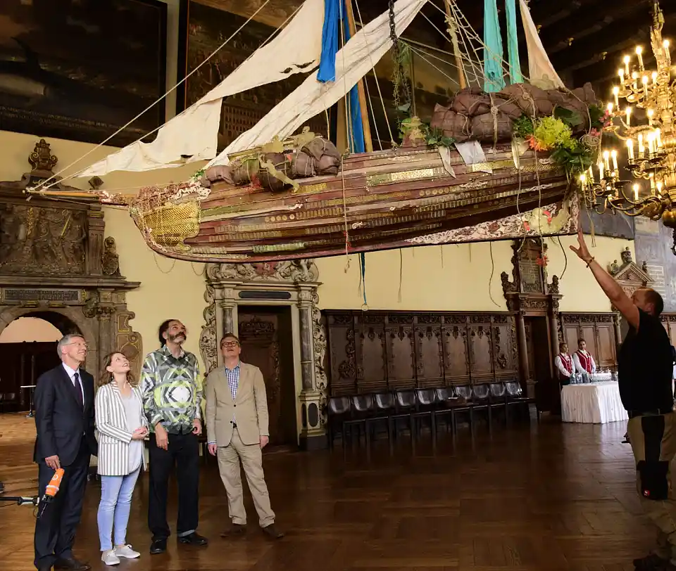 An einer Kette wird das Kunstwerk in der Oberen Halle befestigt - Bürgermeister und Kultursenator Dr. Carsten Sieling, Kuratorin Julia Binter, Hew Locke und Kunsthallendirektor Prof. Christoph Grunenberg (v.l.)