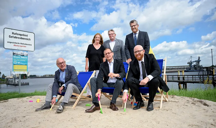 v.l.n.r./sitzend: Wolfgang Golinski (Beirat Walle), Senator Martin Günthner (Der Senator für Wirtschaft, Arbeit und Häfen der Freien Hansestadt Bremen), Staatsrat Ronny Meyer (Der Senator für Umwelt, Bau und Verkehr der Freien Hansestadt Bremen); v.l.n.r./stehend: Ulrike Pala (Ortsamt West), Jürgen Pohlmann (Baupolitischer Sprecher SPD), Andreas Heyer (Vorsitzender der Geschäftsführung der WFB Wirtschaftsförderung Bremen GmbH)