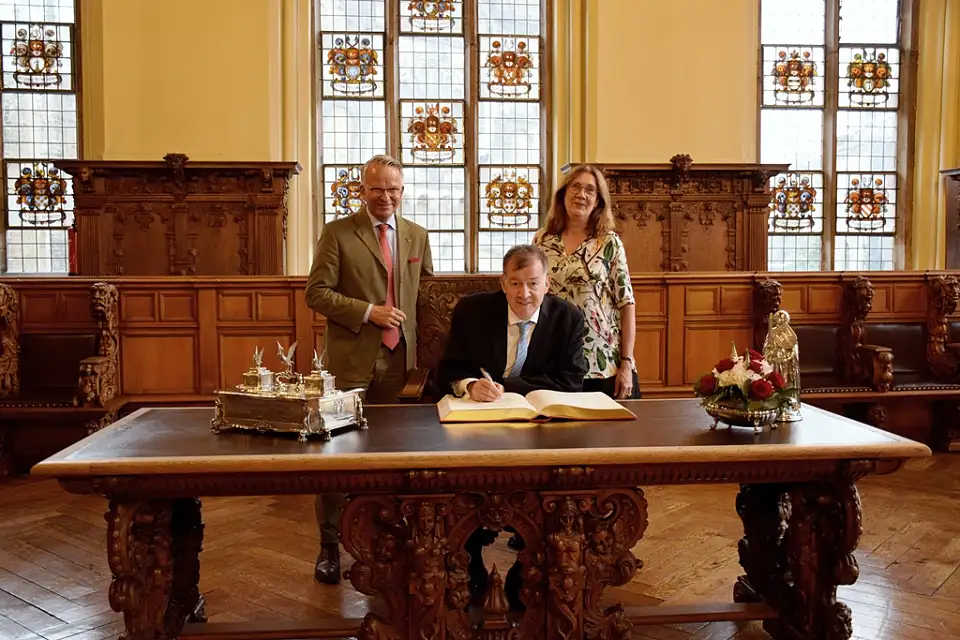 Botschafter Laanemäe trägt sich in das Goldene Buch ein 