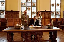 Botschafter Laanemäe trägt sich in das Goldene Buch ein 