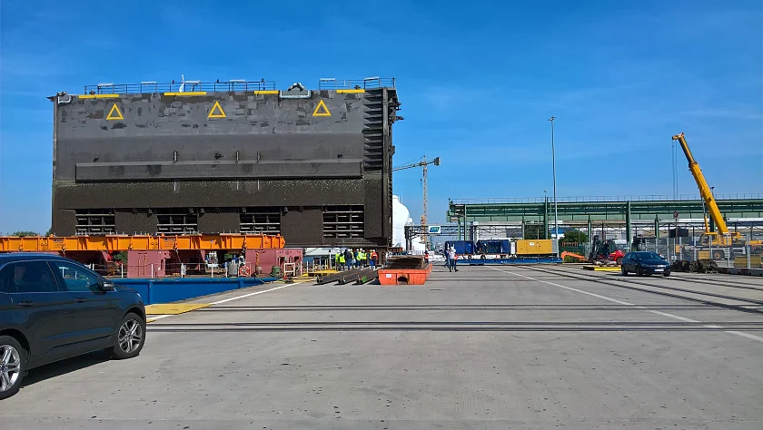 Am Ziel der Reise im Bremerhavener Fischereihafen: Das Schleusentor wird vom Ponton auf die Schwerlastplatte geschoben.