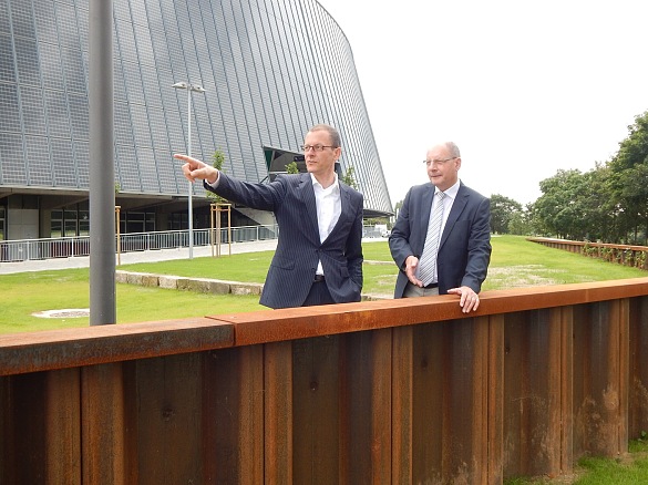 Senator Martin Günthner (links) und der Geschäftsführer der Bremer Weser-Stadion GmbH, Heinz-Günther Zobel, haben die „Grüne Promenade“ am Weser-Stadion eröffnet. Sämtliche Maßnahmen zum Hochwasserschutz rund um das Stadion sind damit abgeschlossen