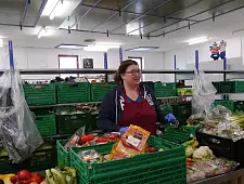Day of Caring: Senatorin Anja Stahmann bei der Gemüseausgabe der Bremer Tafel in Bremen-Hemelingen