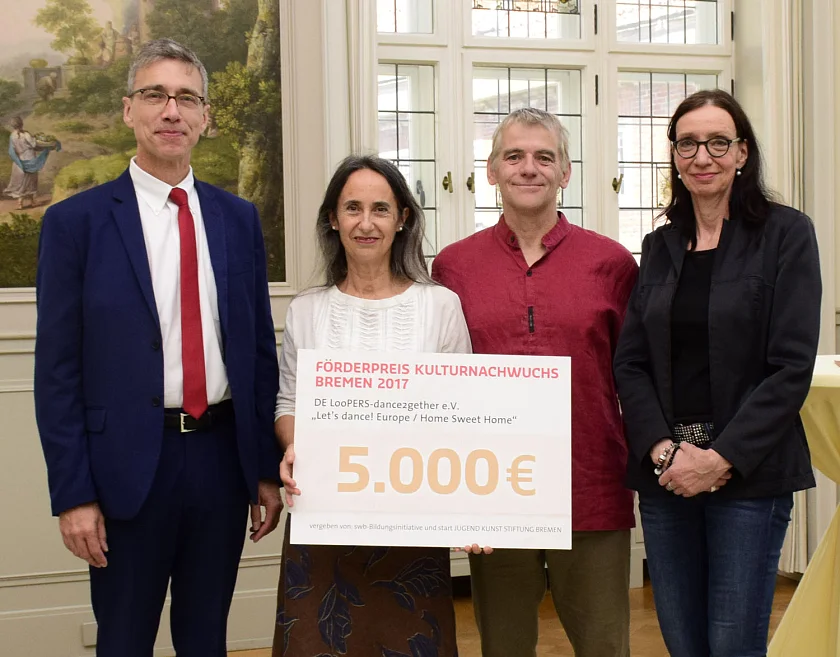 Dr. Torsten Köhne (Vorstandsvorsitzender der swb), Amaya Lubeigt, Wilfried van Poppel (beide DE LooPERS e.V.), Carmen Emigholz (Staatsrätin für Kultur).
